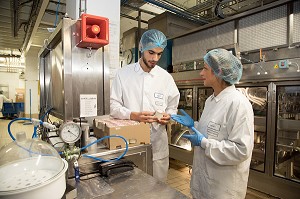 EMPLOYE DE LA SOCIETE NOVANDIE, AUNEAU (28), FRANCE 