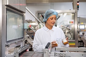 EMPLOYE DE LA SOCIETE NOVANDIE, AUNEAU (28), FRANCE 