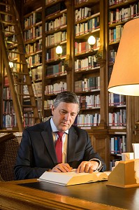 ALBERIC DE MONTGOLFIER A LA BIBLIOTHEQUE, PRESIDENT DU CONSEIL DEPARTEMENTAL D'EURE-ET-LOIR ET SENATEUR, RAPPORTEUR GENERAL DE LA COMMISSION DES FINANCES DU SENAT, PARIS (75) 