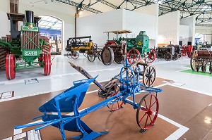 COLLECTION DE TRACTEURS ANCIENS, MUSEE DU COMPA, CONSERVATOIRE DE L'AGRICULTURE, CHARTRES (28), FRANCE 