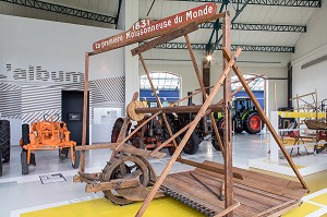 LA PREMIERE MOISSONNEUSE DU MONDE (1831), MUSEE DU COMPA, CONSERVATOIRE DE L'AGRICULTURE, CHARTRES (28), FRANCE 