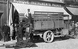 CAMION DE LIVRAISON DE CHARBON A DOMICILE 