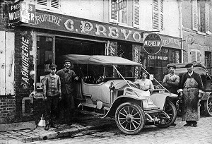 MAGASIN DE CYCLE, VELOCIPEDE, ARMURERIE, VOITURE AU DEBUT DU XXEME SIECLE 