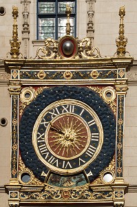 HORLOGE ASTRONOMIQUE SUR L'ARCHE RENAISSANCE, RUE DU GROS HORLOGE, ROUEN (76), FRANCE 