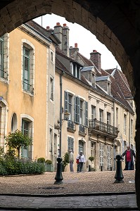 PORCHE SAINT-SAUVEUR DU XVE SIECLE, RUE DU CHATEAU, ANCIENNE ENTREE DE LA VILLE CLOSE, BELLEME (61), COMMUNE DU PARC REGIONAL DU PERCHE, VILLAGE DE CARACTERE, NORMANDIE, FRANCE 