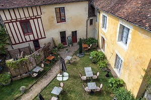 TERRASSE DU BAR A VINS, RUE DE LA REPUBLIQUE, BELLEME (61), COMMUNE DU PARC REGIONAL DU PERCHE, VILLAGE DE CARACTERE, NORMANDIE, FRANCE 