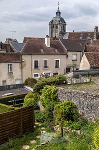 VUE SUR L'EGLISE SAINT-SAUVEUR DEPUIS LA PLACE DE L'EUROPE, BELLEME (61), COMMUNE DU PARC REGIONAL DU PERCHE, VILLAGE DE CARACTERE, NORMANDIE, FRANCE 