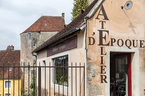 ATELIER D'EPOQUE DU TAPISSIER, PLACE DE L'EUROPE, BELLEME (61), COMMUNE DU PARC REGIONAL DU PERCHE, VILLAGE DE CARACTERE, NORMANDIE, FRANCE 