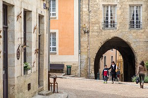 PORCHE SAINT-SAUVEUR DU XVE SIECLE, RUE DU CHATEAU, ANCIENNE ENTREE DE LA VILLE CLOSE, BELLEME (61), COMMUNE DU PARC REGIONAL DU PERCHE, VILLAGE DE CARACTERE, NORMANDIE, FRANCE 