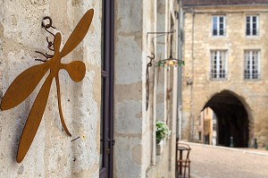 ATELIER D'ARTISTES, METAMORPHOSES, PORCHE SAINT-SAUVEUR DU XVE SIECLE, RUE DU CHATEAU, ANCIENNE ENTREE DE LA VILLE CLOSE, BELLEME (61), COMMUNE DU PARC REGIONAL DU PERCHE, VILLAGE DE CARACTERE, NORMANDIE, FRANCE 