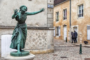 STATUE DE COLIN-MAILLARD DE LEHARIVEL (1818,1875), BOULEVARD BANSARD DES BOIS, BELLEME (61), COMMUNE DU PARC REGIONAL DU PERCHE, VILLAGE DE CARACTERE, NORMANDIE, FRANCE 