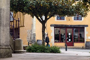 BAR A VINS, PLACE DE LA REPUBLIQUE, BELLEME (61), COMMUNE DU PARC REGIONAL DU PERCHE, VILLAGE DE CARACTERE, NORMANDIE, FRANCE 