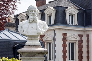 BUSTE ARISTIDE BOUCICAUT (1810-1877) DEVANT SA MAISON, PLACE BOUCICAUT, BELLEME (61), COMMUNE DU PARC REGIONAL DU PERCHE, VILLAGE DE CARACTERE, NORMANDIE, FRANCE 