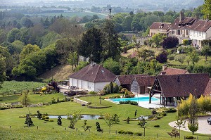 RESIDENCES SECONDAIRES DANS LA CAMPAGNE PERCHERONNE, BELLEME (61), COMMUNE DU PARC REGIONAL DU PERCHE, VILLAGE DE CARACTERE, NORMANDIE, FRANCE 