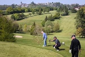 GOLF 18 TROUS AVEC VUE SUR LE VILLAGE, BELLEME (61), COMMUNE DU PARC REGIONAL DU PERCHE, VILLAGE DE CARACTERE, NORMANDIE, FRANCE 