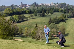 GOLF 18 TROUS AVEC VUE SUR LE VILLAGE, BELLEME (61), COMMUNE DU PARC REGIONAL DU PERCHE, VILLAGE DE CARACTERE, NORMANDIE, FRANCE 