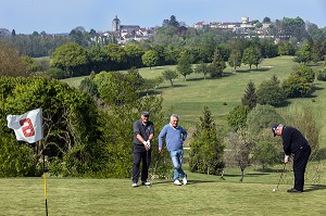 GOLF 18 TROUS AVEC VUE SUR LE VILLAGE, BELLEME (61), COMMUNE DU PARC REGIONAL DU PERCHE, VILLAGE DE CARACTERE, NORMANDIE, FRANCE 