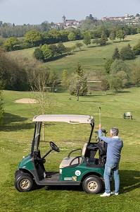 GOLF 18 TROUS AVEC VUE SUR LE VILLAGE, BELLEME (61), COMMUNE DU PARC REGIONAL DU PERCHE, VILLAGE DE CARACTERE, NORMANDIE, FRANCE 