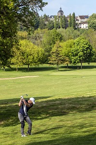 GOLF 18 TROUS AVEC VUE SUR LE VILLAGE, BELLEME (61), COMMUNE DU PARC REGIONAL DU PERCHE, VILLAGE DE CARACTERE, NORMANDIE, FRANCE 