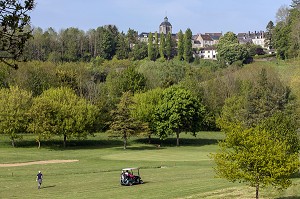 GOLF 18 TROUS AVEC VUE SUR LE VILLAGE, BELLEME (61), COMMUNE DU PARC REGIONAL DU PERCHE, VILLAGE DE CARACTERE, NORMANDIE, FRANCE 