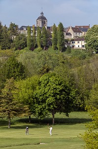 GOLF 18 TROUS AVEC VUE SUR LE VILLAGE, BELLEME (61), COMMUNE DU PARC REGIONAL DU PERCHE, VILLAGE DE CARACTERE, NORMANDIE, FRANCE 