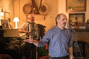 MUSIQUE ET CHANT TRADITIONNEL, LEO'S TAVERN, MEENALECK, COMTE DE DONEGAL, IRLANDE 