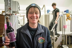 LIBBY CARTON, BRASSERIE ARTISANALE DE KINNEGAR, RATHMULLAN, COMTE DE DONEGAL, IRLANDE 