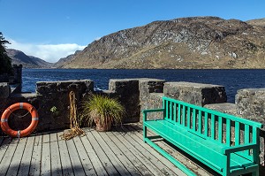 TERRASSE DU CHATEAU SUR LE LAC LOUGH BEAGH, PARC NATIONAL DE GLENVEAGH, COMTE DE DONEGAL, IRLANDE 