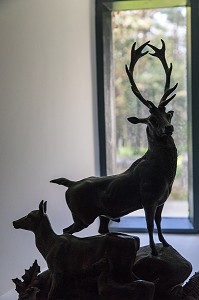 SCULPTURE EN BRONZE DE CERFS, PARC NATIONAL DE GLENVEAGH, COMTE DE DONEGAL, IRLANDE 