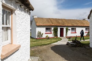 MAISONS TRADITIONNELLES AUX TOITS DE CHAUME, ECOMUSEE DE GLENCOLMCILLE FOLK VILLAGE, GLEANN CHOLM CILLE, COMTE DE DONEGAL, IRLANDE 