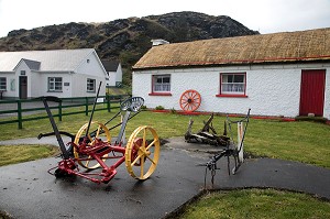 MAISONS TRADITIONNELLES AUX TOITS DE CHAUME, ECOMUSEE DE GLENCOLMCILLE FOLK VILLAGE, GLEANN CHOLM CILLE, COMTE DE DONEGAL, IRLANDE 