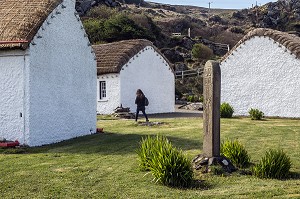 MAISONS TRADITIONNELLES AUX TOITS DE CHAUME, ECOMUSEE DE GLENCOLMCILLE FOLK VILLAGE, GLEANN CHOLM CILLE, COMTE DE DONEGAL, IRLANDE 