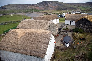 MAISONS TRADITIONNELLES AUX TOITS DE CHAUME, ECOMUSEE DE GLENCOLMCILLE FOLK VILLAGE, GLEANN CHOLM CILLE, COMTE DE DONEGAL, IRLANDE 