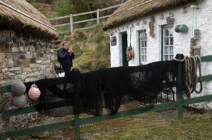 MAISON TRADITIONNELLE DU PECHEUR  AU TOIT DE CHAUME, ECOMUSEE DE GLENCOLMCILLE FOLK VILLAGE, GLEANN CHOLM CILLE, COMTE DE DONEGAL, IRLANDE 