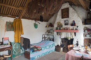 INTERIEUR DE LA MAISON TRADITIONNELLE DU PECHEUR  AU TOIT DE CHAUME, ECOMUSEE DE GLENCOLMCILLE FOLK VILLAGE, GLEANN CHOLM CILLE, COMTE DE DONEGAL, IRLANDE 