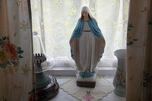 PETITE VIERGE DEVANT LA FENETRE, ECOMUSEE DE GLENCOLMCILLE FOLK VILLAGE, GLEANN CHOLM CILLE, COMTE DE DONEGAL, IRLANDE 