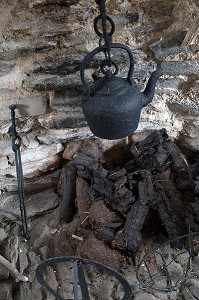 CHEMINEE ALIMENTEE AVEC DE LA TOURBE, INTERIEUR D'UNE MAISON TRADITIONNELLE DU XIXE SIECLE, ECOMUSEE DE GLENCOLMCILLE FOLK VILLAGE, GLEANN CHOLM CILLE, COMTE DE DONEGAL, IRLANDE 