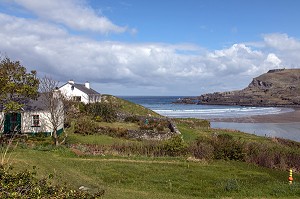 HABITATIONS ET LITTORAL DECOUPE DE GLEANN CHOLM CILLE, COMTE DE DONEGAL, IRLANDE 