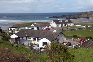 HABITATIONS EN BORD DE MER, GLEANN CHOLM CILLE, COMTE DE DONEGAL, IRLANDE 