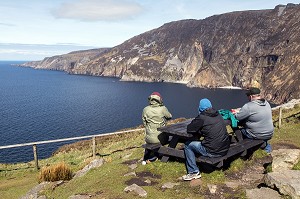 TOURISTES, FALAISES DE SLIEVE LEAGUE, PARMI LES PLUS HAUTES D'EUROPE, COMTE DE DONEGAL, IRLANDE 