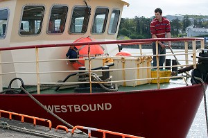 BATEAU DE PECHEUR ARRIVANT A QUAI, PORT DE PECHE DE KILLYBEGS, COMTE DE DONEGAL, IRLANDE 