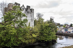 CHATEAU DU XVE SIECLE DE LA VILLE DE DONEGAL, COMTE DE DONEGAL, IRLANDE 