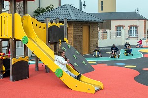 COUR DE RECREATION DE L'ECOLE ELEMENTAIRE DE CHATILLON-EN-DUNOIS (28), FRANCE 