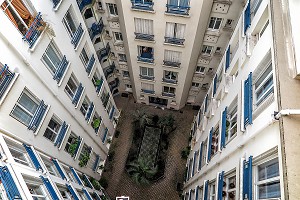 COUR INTERIEURE D'UNE RESIDENCE DANS IMMEUBLE ANCIEN DANS LE 7EME ARRONDISSEMENT, PARIS (75), FRANCE 