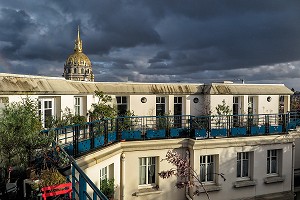 TERRASSE D'UNE RESIDENCE DANS IMMEUBLE ANCIEN AVEC LE DOME DES INVALIDES DANS LE 7EME ARRONDISSEMENT, PARIS (75), FRANCE 