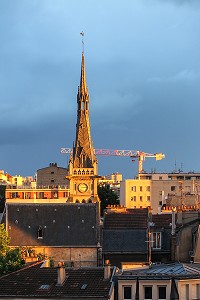 COUCHER DE SOLEIL SUR LA GRUE ET L'EGLISE, VILLE DE VANVES (92), FRANCE 