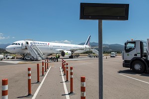 AVION AIR FRANCE AU DEBARQUEMENT SUR L'AEROPORT D'AJACCIO (2A), FRANCE 
