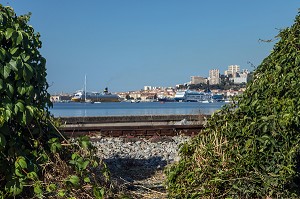 VUE SUR LA BAIE ET LE PORT ET LES BATEAUX DE CROISIERE, ROUTE DU LAZARET, AJACCIO, CORSE-DU-SUD, FRANCE 