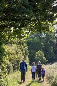 BALADE EN FAMILLE, RANDONNEE PEDESTRE DANS LA VALLEE DES CAILLES, BONCOURT, ANET,(28), FRANCE 