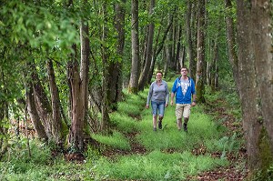 COUPLE EN BALADEUR LE GR35, RANDONNEE PEDESTRE AUTOUR DE THIRON-GARDAIS (28), FRANCE 